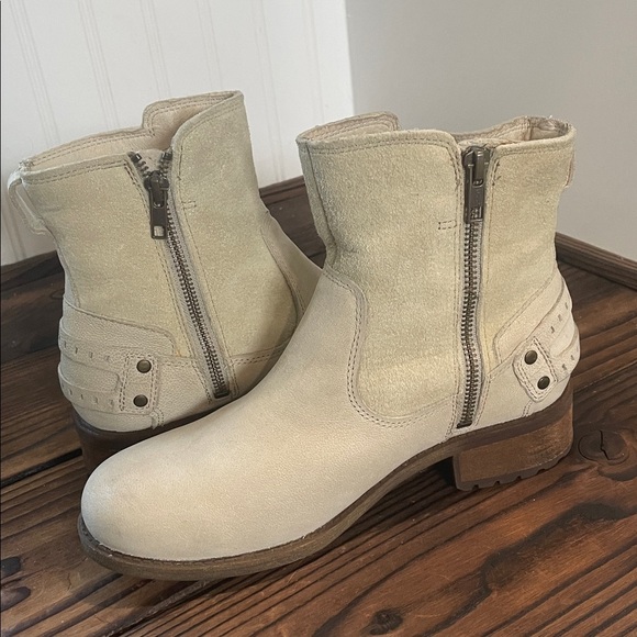 Like new UGG Orion Cream Ankle Boots with Zipper - Picture 5 of 7